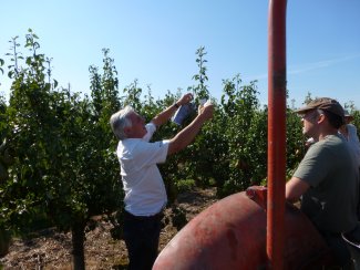 Chris Levett demonstrates the placing of Anthopak bottles